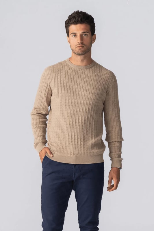 Jersey de punto trenzado para hombre: arena, comodidad inigualable Estilo atemporal para el hombre moderno Sumérgete en la sofisticación y la comodidad con nuestro jersey de punto trenzado para hombre. Esta exquisita pieza está diseñada para combinar el encanto atemporal de los patrones clásicos de tejido trenzado con el estilo y la comodidad modernos. Perfecto para cualquier ocasión, este jersey es una adición imprescindible al guardarropa de todo hombre. Características principales Tejido de primera calidad: confeccionado con materiales de alta calidad, nuestro jersey de punto trenzado garantiza durabilidad y una sensación suave y lujosa contra la piel. Diseño clásico de tejido trenzado: el intrincado patrón de tejido trenzado ofrece una estética atemporal que nunca pasa de moda. Estilo versátil: Adecuado tanto para ocasiones informales como semiformales, este jersey combina sin esfuerzo con jeans, chinos o pantalones de vestir. Comodidad Ajuste: Diseñado con un ajuste cómodo y relajado que permite colocarlo fácilmente sobre camisas o debajo de chaquetas. Dobladillo y puños acanalados: Mejorado con dobladillo y puños acanalados para un ajuste cómodo que mantiene el calor dentro y el frío fuera. Cuidado fácil: este jersey se puede lavar a máquina, lo que lo hace conveniente para mantener su apariencia y tacto impecables.