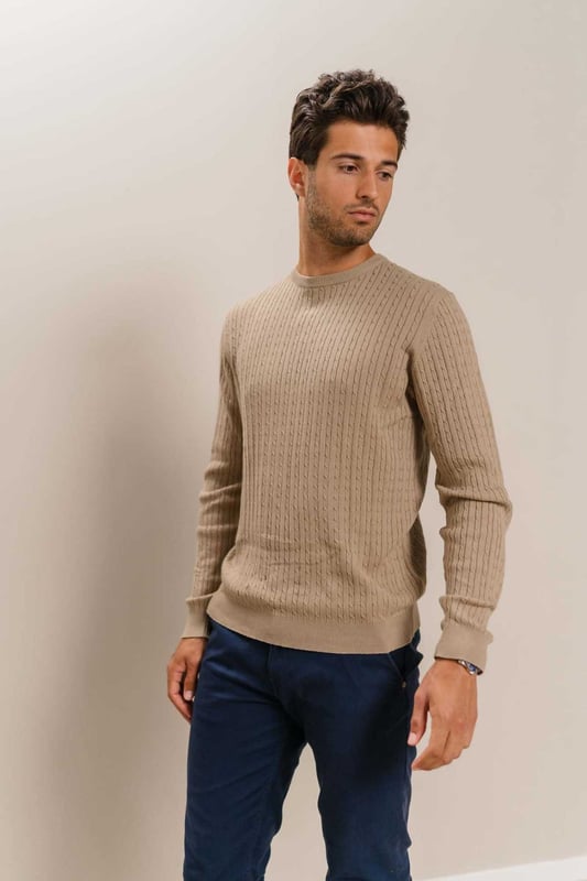 Jersey de punto trenzado para hombre: arena, comodidad inigualable Estilo atemporal para el hombre moderno Sumérgete en la sofisticación y la comodidad con nuestro jersey de punto trenzado para hombre. Esta exquisita pieza está diseñada para combinar el encanto atemporal de los patrones clásicos de tejido trenzado con el estilo y la comodidad modernos. Perfecto para cualquier ocasión, este jersey es una adición imprescindible al guardarropa de todo hombre. Características principales Tejido de primera calidad: confeccionado con materiales de alta calidad, nuestro jersey de punto trenzado garantiza durabilidad y una sensación suave y lujosa contra la piel. Diseño clásico de tejido trenzado: el intrincado patrón de tejido trenzado ofrece una estética atemporal que nunca pasa de moda. Estilo versátil: Adecuado tanto para ocasiones informales como semiformales, este jersey combina sin esfuerzo con jeans, chinos o pantalones de vestir. Comodidad Ajuste: Diseñado con un ajuste cómodo y relajado que permite colocarlo fácilmente sobre camisas o debajo de chaquetas. Dobladillo y puños acanalados: Mejorado con dobladillo y puños acanalados para un ajuste cómodo que mantiene el calor dentro y el frío fuera. Cuidado fácil: este jersey se puede lavar a máquina, lo que lo hace conveniente para mantener su apariencia y tacto impecables.
