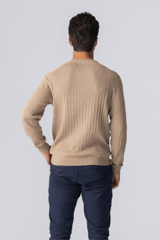 Jersey de punto trenzado para hombre: arena, comodidad inigualable Estilo atemporal para el hombre moderno Sumérgete en la sofisticación y la comodidad con nuestro jersey de punto trenzado para hombre. Esta exquisita pieza está diseñada para combinar el encanto atemporal de los patrones clásicos de tejido trenzado con el estilo y la comodidad modernos. Perfecto para cualquier ocasión, este jersey es una adición imprescindible al guardarropa de todo hombre. Características principales Tejido de primera calidad: confeccionado con materiales de alta calidad, nuestro jersey de punto trenzado garantiza durabilidad y una sensación suave y lujosa contra la piel. Diseño clásico de tejido trenzado: el intrincado patrón de tejido trenzado ofrece una estética atemporal que nunca pasa de moda. Estilo versátil: Adecuado tanto para ocasiones informales como semiformales, este jersey combina sin esfuerzo con jeans, chinos o pantalones de vestir. Comodidad Ajuste: Diseñado con un ajuste cómodo y relajado que permite colocarlo fácilmente sobre camisas o debajo de chaquetas. Dobladillo y puños acanalados: Mejorado con dobladillo y puños acanalados para un ajuste cómodo que mantiene el calor dentro y el frío fuera. Cuidado fácil: este jersey se puede lavar a máquina, lo que lo hace conveniente para mantener su apariencia y tacto impecables.