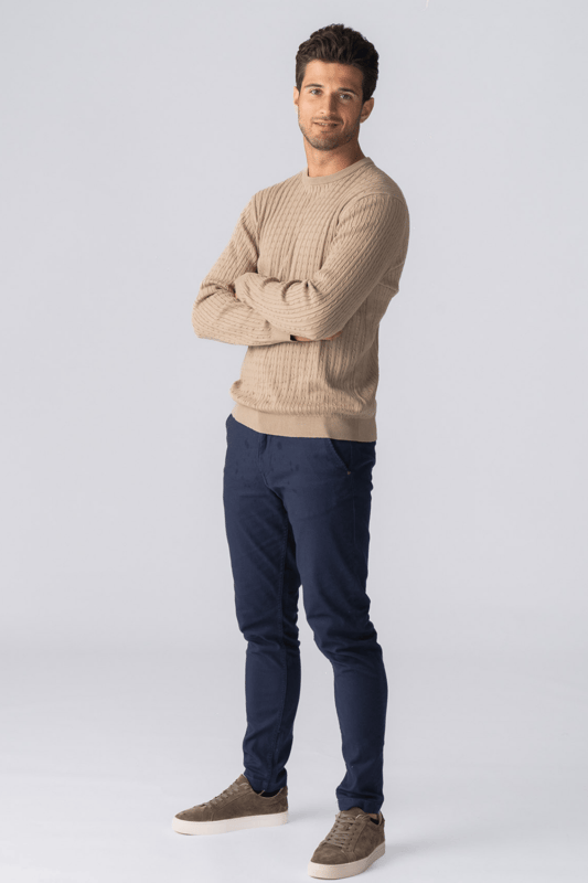 Jersey de punto trenzado para hombre: arena, comodidad inigualable Estilo atemporal para el hombre moderno Sumérgete en la sofisticación y la comodidad con nuestro jersey de punto trenzado para hombre. Esta exquisita pieza está diseñada para combinar el encanto atemporal de los patrones clásicos de tejido trenzado con el estilo y la comodidad modernos. Perfecto para cualquier ocasión, este jersey es una adición imprescindible al guardarropa de todo hombre. Características principales Tejido de primera calidad: confeccionado con materiales de alta calidad, nuestro jersey de punto trenzado garantiza durabilidad y una sensación suave y lujosa contra la piel. Diseño clásico de tejido trenzado: el intrincado patrón de tejido trenzado ofrece una estética atemporal que nunca pasa de moda. Estilo versátil: Adecuado tanto para ocasiones informales como semiformales, este jersey combina sin esfuerzo con jeans, chinos o pantalones de vestir. Comodidad Ajuste: Diseñado con un ajuste cómodo y relajado que permite colocarlo fácilmente sobre camisas o debajo de chaquetas. Dobladillo y puños acanalados: Mejorado con dobladillo y puños acanalados para un ajuste cómodo que mantiene el calor dentro y el frío fuera. Cuidado fácil: este jersey se puede lavar a máquina, lo que lo hace conveniente para mantener su apariencia y tacto impecables.