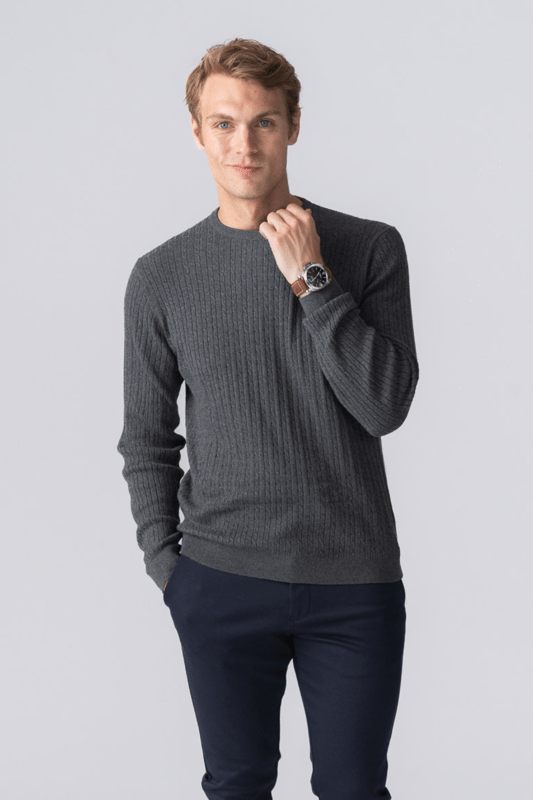 Herren-Pullover mit Zopfmuster – Anthrazit-Melange, unübertroffener Komfort. Zeitloser Stil für den modernen Mann. Tauchen Sie ein in Eleganz und Komfort mit unserem Herren-Pullover mit Zopfmuster. Dieses exquisite Stück verbindet den zeitlosen Charme klassischer Zopfmuster mit modernem Stil und Komfort. Dieser Pullover eignet sich perfekt für jeden Anlass und ist eine unverzichtbare Ergänzung für die Garderobe eines jeden Mannes. Hauptmerkmale: Hochwertiger Stoff: Unser aus hochwertigen Materialien gefertigter Pullover mit Zopfmuster sorgt für Strapazierfähigkeit und ein weiches, luxuriöses Gefühl auf der Haut Mit einer bequemen, entspannten Passform, die ein einfaches Tragen über Hemden oder unter Jacken ermöglicht. Gerippter Saum und Bündchen: Verbessert durch gerippten Saum und Bündchen für eine bequeme Passform, die die Wärme drinnen und die Kälte draußen hält. Pflegeleicht: Dieser Pullover ist maschinenwaschbar, sodass er bequem sein makelloses Aussehen und Gefühl behält