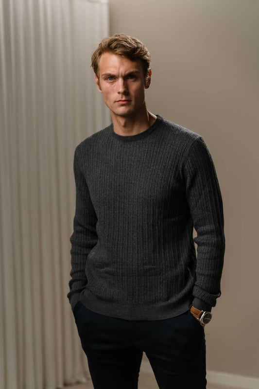 Herren-Pullover mit Zopfmuster – Anthrazit-Melange, unübertroffener Komfort. Zeitloser Stil für den modernen Mann. Tauchen Sie ein in Eleganz und Komfort mit unserem Herren-Pullover mit Zopfmuster. Dieses exquisite Stück verbindet den zeitlosen Charme klassischer Zopfmuster mit modernem Stil und Komfort. Dieser Pullover eignet sich perfekt für jeden Anlass und ist eine unverzichtbare Ergänzung für die Garderobe eines jeden Mannes. Hauptmerkmale: Hochwertiger Stoff: Unser aus hochwertigen Materialien gefertigter Pullover mit Zopfmuster sorgt für Strapazierfähigkeit und ein weiches, luxuriöses Gefühl auf der Haut Mit einer bequemen, entspannten Passform, die ein einfaches Tragen über Hemden oder unter Jacken ermöglicht. Gerippter Saum und Bündchen: Verbessert durch gerippten Saum und Bündchen für eine bequeme Passform, die die Wärme drinnen und die Kälte draußen hält. Pflegeleicht: Dieser Pullover ist maschinenwaschbar, sodass er bequem sein makelloses Aussehen und Gefühl behält