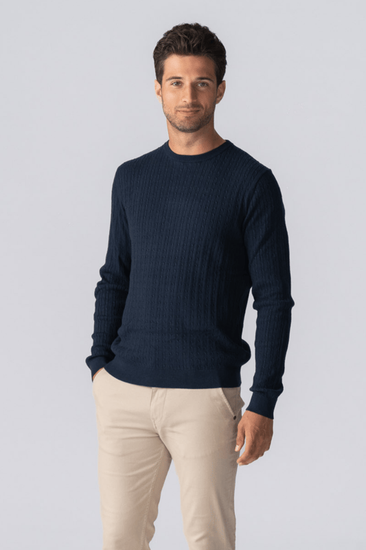 Jersey de punto trenzado para hombre: azul marino, comodidad inigualable Estilo atemporal para el hombre moderno Sumérgete en la sofisticación y la comodidad con nuestro jersey de punto trenzado para hombre. Esta exquisita pieza está diseñada para combinar el encanto atemporal de los patrones clásicos de tejido trenzado con el estilo y la comodidad modernos. Perfecto para cualquier ocasión, este jersey es una adición imprescindible al guardarropa de todo hombre. Características principales Tejido de primera calidad: confeccionado con materiales de alta calidad, nuestro jersey de punto trenzado garantiza durabilidad y una sensación suave y lujosa contra la piel. Diseño clásico de tejido trenzado: el intrincado patrón de tejido trenzado ofrece una estética atemporal que nunca pasa de moda. Estilo versátil: Adecuado tanto para ocasiones informales como semiformales, este jersey combina sin esfuerzo con jeans, chinos o pantalones de vestir. Comodidad Ajuste: Diseñado con un ajuste cómodo y relajado que permite colocarlo fácilmente sobre camisas o debajo de chaquetas. Dobladillo y puños acanalados: Mejorado con dobladillo y puños acanalados para un ajuste cómodo que mantiene el calor dentro y el frío fuera. Cuidado fácil: este jersey se puede lavar a máquina, lo que lo hace conveniente para mantener su apariencia y tacto impecables.