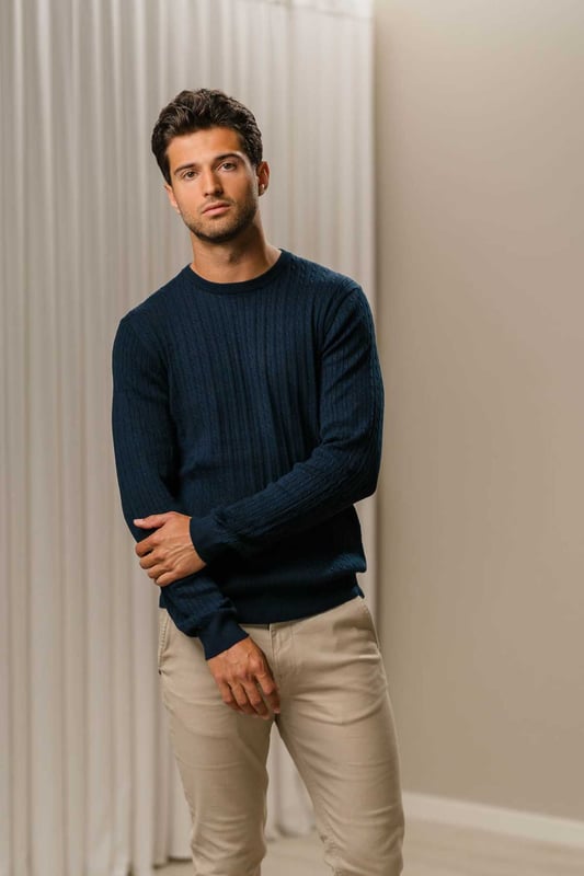 Jersey de punto trenzado para hombre: azul marino, comodidad inigualable Estilo atemporal para el hombre moderno Sumérgete en la sofisticación y la comodidad con nuestro jersey de punto trenzado para hombre. Esta exquisita pieza está diseñada para combinar el encanto atemporal de los patrones clásicos de tejido trenzado con el estilo y la comodidad modernos. Perfecto para cualquier ocasión, este jersey es una adición imprescindible al guardarropa de todo hombre. Características principales Tejido de primera calidad: confeccionado con materiales de alta calidad, nuestro jersey de punto trenzado garantiza durabilidad y una sensación suave y lujosa contra la piel. Diseño clásico de tejido trenzado: el intrincado patrón de tejido trenzado ofrece una estética atemporal que nunca pasa de moda. Estilo versátil: Adecuado tanto para ocasiones informales como semiformales, este jersey combina sin esfuerzo con jeans, chinos o pantalones de vestir. Comodidad Ajuste: Diseñado con un ajuste cómodo y relajado que permite colocarlo fácilmente sobre camisas o debajo de chaquetas. Dobladillo y puños acanalados: Mejorado con dobladillo y puños acanalados para un ajuste cómodo que mantiene el calor dentro y el frío fuera. Cuidado fácil: este jersey se puede lavar a máquina, lo que lo hace conveniente para mantener su apariencia y tacto impecables.
