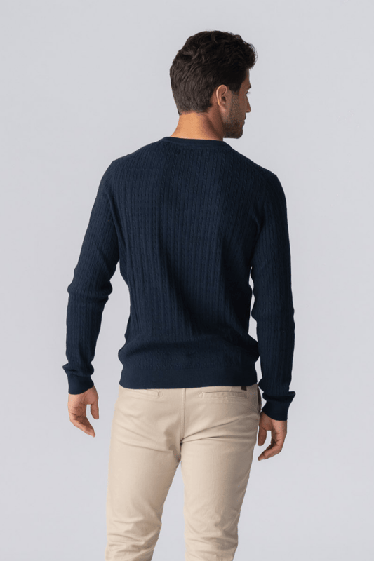 Jersey de punto trenzado para hombre: azul marino, comodidad inigualable Estilo atemporal para el hombre moderno Sumérgete en la sofisticación y la comodidad con nuestro jersey de punto trenzado para hombre. Esta exquisita pieza está diseñada para combinar el encanto atemporal de los patrones clásicos de tejido trenzado con el estilo y la comodidad modernos. Perfecto para cualquier ocasión, este jersey es una adición imprescindible al guardarropa de todo hombre. Características principales Tejido de primera calidad: confeccionado con materiales de alta calidad, nuestro jersey de punto trenzado garantiza durabilidad y una sensación suave y lujosa contra la piel. Diseño clásico de tejido trenzado: el intrincado patrón de tejido trenzado ofrece una estética atemporal que nunca pasa de moda. Estilo versátil: Adecuado tanto para ocasiones informales como semiformales, este jersey combina sin esfuerzo con jeans, chinos o pantalones de vestir. Comodidad Ajuste: Diseñado con un ajuste cómodo y relajado que permite colocarlo fácilmente sobre camisas o debajo de chaquetas. Dobladillo y puños acanalados: Mejorado con dobladillo y puños acanalados para un ajuste cómodo que mantiene el calor dentro y el frío fuera. Cuidado fácil: este jersey se puede lavar a máquina, lo que lo hace conveniente para mantener su apariencia y tacto impecables.