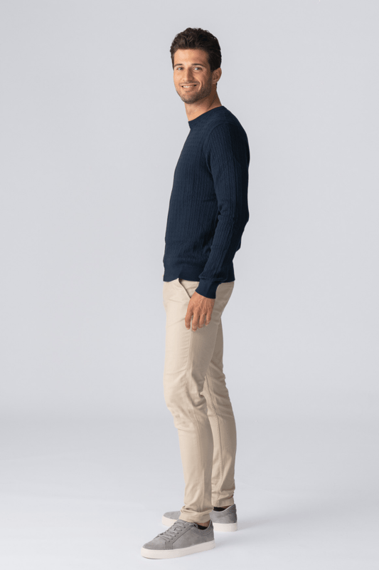 Jersey de punto trenzado para hombre: azul marino, comodidad inigualable Estilo atemporal para el hombre moderno Sumérgete en la sofisticación y la comodidad con nuestro jersey de punto trenzado para hombre. Esta exquisita pieza está diseñada para combinar el encanto atemporal de los patrones clásicos de tejido trenzado con el estilo y la comodidad modernos. Perfecto para cualquier ocasión, este jersey es una adición imprescindible al guardarropa de todo hombre. Características principales Tejido de primera calidad: confeccionado con materiales de alta calidad, nuestro jersey de punto trenzado garantiza durabilidad y una sensación suave y lujosa contra la piel. Diseño clásico de tejido trenzado: el intrincado patrón de tejido trenzado ofrece una estética atemporal que nunca pasa de moda. Estilo versátil: Adecuado tanto para ocasiones informales como semiformales, este jersey combina sin esfuerzo con jeans, chinos o pantalones de vestir. Comodidad Ajuste: Diseñado con un ajuste cómodo y relajado que permite colocarlo fácilmente sobre camisas o debajo de chaquetas. Dobladillo y puños acanalados: Mejorado con dobladillo y puños acanalados para un ajuste cómodo que mantiene el calor dentro y el frío fuera. Cuidado fácil: este jersey se puede lavar a máquina, lo que lo hace conveniente para mantener su apariencia y tacto impecables.