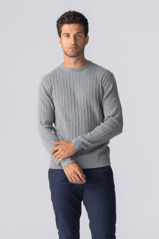 Zopfstrickpullover für Herren – Graumeliert, unübertroffener Komfort. Zeitloser Stil für den modernen Mann. Treten Sie ein in Eleganz und Komfort mit unserem Zopfstrickpullover für Herren. Dieses exquisite Stück verbindet den zeitlosen Charme klassischer Zopfmuster mit modernem Stil und Komfort. Dieser Pullover eignet sich perfekt für jeden Anlass und ist eine unverzichtbare Ergänzung für die Garderobe eines jeden Mannes. Hauptmerkmale: Hochwertiger Stoff: Unser aus hochwertigen Materialien gefertigter Pullover mit Zopfmuster sorgt für Strapazierfähigkeit und ein weiches, luxuriöses Gefühl auf der Haut Mit einer bequemen, entspannten Passform, die ein einfaches Tragen über Hemden oder unter Jacken ermöglicht. Gerippter Saum und Bündchen: Verbessert durch gerippten Saum und Bündchen für eine bequeme Passform, die die Wärme drinnen und die Kälte draußen hält. Pflegeleicht: Dieser Pullover ist maschinenwaschbar, sodass er bequem sein makelloses Aussehen und Gefühl behält