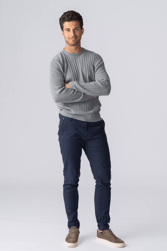 Zopfstrickpullover für Herren – Graumeliert, unübertroffener Komfort. Zeitloser Stil für den modernen Mann. Treten Sie ein in Eleganz und Komfort mit unserem Zopfstrickpullover für Herren. Dieses exquisite Stück verbindet den zeitlosen Charme klassischer Zopfmuster mit modernem Stil und Komfort. Dieser Pullover eignet sich perfekt für jeden Anlass und ist eine unverzichtbare Ergänzung für die Garderobe eines jeden Mannes. Hauptmerkmale: Hochwertiger Stoff: Unser aus hochwertigen Materialien gefertigter Pullover mit Zopfmuster sorgt für Strapazierfähigkeit und ein weiches, luxuriöses Gefühl auf der Haut Mit einer bequemen, entspannten Passform, die ein einfaches Tragen über Hemden oder unter Jacken ermöglicht. Gerippter Saum und Bündchen: Verbessert durch gerippten Saum und Bündchen für eine bequeme Passform, die die Wärme drinnen und die Kälte draußen hält. Pflegeleicht: Dieser Pullover ist maschinenwaschbar, sodass er bequem sein makelloses Aussehen und Gefühl behält