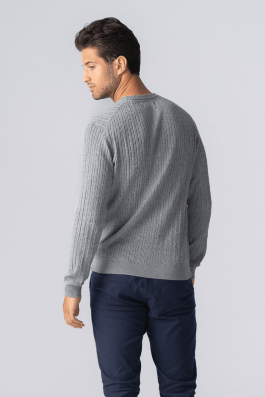 Zopfstrickpullover für Herren – Graumeliert, unübertroffener Komfort. Zeitloser Stil für den modernen Mann. Treten Sie ein in Eleganz und Komfort mit unserem Zopfstrickpullover für Herren. Dieses exquisite Stück verbindet den zeitlosen Charme klassischer Zopfmuster mit modernem Stil und Komfort. Dieser Pullover eignet sich perfekt für jeden Anlass und ist eine unverzichtbare Ergänzung für die Garderobe eines jeden Mannes. Hauptmerkmale: Hochwertiger Stoff: Unser aus hochwertigen Materialien gefertigter Pullover mit Zopfmuster sorgt für Strapazierfähigkeit und ein weiches, luxuriöses Gefühl auf der Haut Mit einer bequemen, entspannten Passform, die ein einfaches Tragen über Hemden oder unter Jacken ermöglicht. Gerippter Saum und Bündchen: Verbessert durch gerippten Saum und Bündchen für eine bequeme Passform, die die Wärme drinnen und die Kälte draußen hält. Pflegeleicht: Dieser Pullover ist maschinenwaschbar, sodass er bequem sein makelloses Aussehen und Gefühl behält