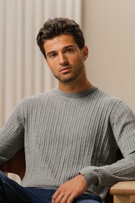 Zopfstrickpullover für Herren – Graumeliert, unübertroffener Komfort. Zeitloser Stil für den modernen Mann. Treten Sie ein in Eleganz und Komfort mit unserem Zopfstrickpullover für Herren. Dieses exquisite Stück verbindet den zeitlosen Charme klassischer Zopfmuster mit modernem Stil und Komfort. Dieser Pullover eignet sich perfekt für jeden Anlass und ist eine unverzichtbare Ergänzung für die Garderobe eines jeden Mannes. Hauptmerkmale: Hochwertiger Stoff: Unser aus hochwertigen Materialien gefertigter Pullover mit Zopfmuster sorgt für Strapazierfähigkeit und ein weiches, luxuriöses Gefühl auf der Haut Mit einer bequemen, entspannten Passform, die ein einfaches Tragen über Hemden oder unter Jacken ermöglicht. Gerippter Saum und Bündchen: Verbessert durch gerippten Saum und Bündchen für eine bequeme Passform, die die Wärme drinnen und die Kälte draußen hält. Pflegeleicht: Dieser Pullover ist maschinenwaschbar, sodass er bequem sein makelloses Aussehen und Gefühl behält