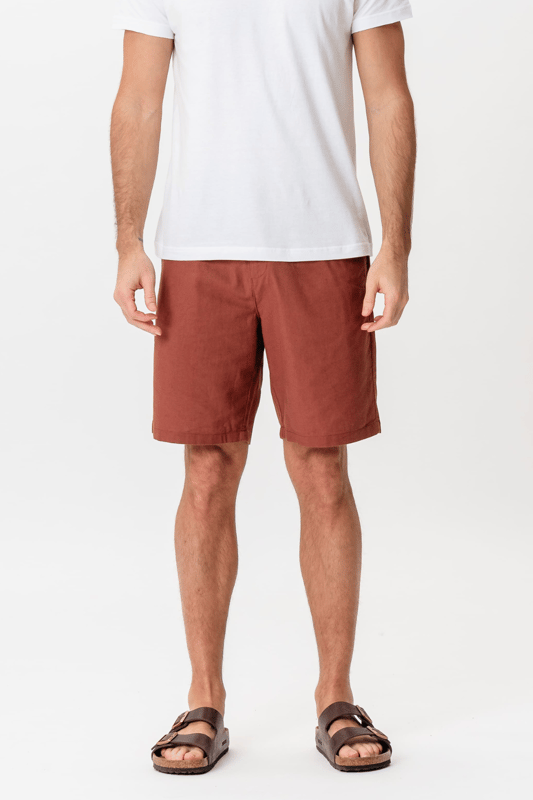 Experimenta la comodidad del verano con nuestros pantalones cortos de lino en el cálido color Terracota, especialmente diseñados para hombres. Estos pantalones cortos están confeccionados con un 70 por ciento de algodón y un 30 por ciento de lino, lo que les da una sensación de luminosidad y ventilación, perfectos para los días calurosos. El diseño clásico y atemporal los hace ideales tanto para vestir casual como con estilo. Ya sea que estés en la ciudad o en la playa, te garantizan un ajuste moderno y cómodo.