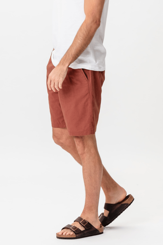 Experimenta la comodidad del verano con nuestros pantalones cortos de lino en el cálido color Terracota, especialmente diseñados para hombres. Estos pantalones cortos están confeccionados con un 70 por ciento de algodón y un 30 por ciento de lino, lo que les da una sensación de luminosidad y ventilación, perfectos para los días calurosos. El diseño clásico y atemporal los hace ideales tanto para vestir casual como con estilo. Ya sea que estés en la ciudad o en la playa, te garantizan un ajuste moderno y cómodo.