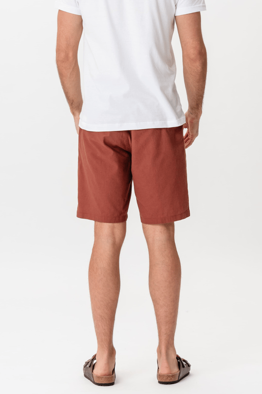 Experimenta la comodidad del verano con nuestros pantalones cortos de lino en el cálido color Terracota, especialmente diseñados para hombres. Estos pantalones cortos están confeccionados con un 70 por ciento de algodón y un 30 por ciento de lino, lo que les da una sensación de luminosidad y ventilación, perfectos para los días calurosos. El diseño clásico y atemporal los hace ideales tanto para vestir casual como con estilo. Ya sea que estés en la ciudad o en la playa, te garantizan un ajuste moderno y cómodo.