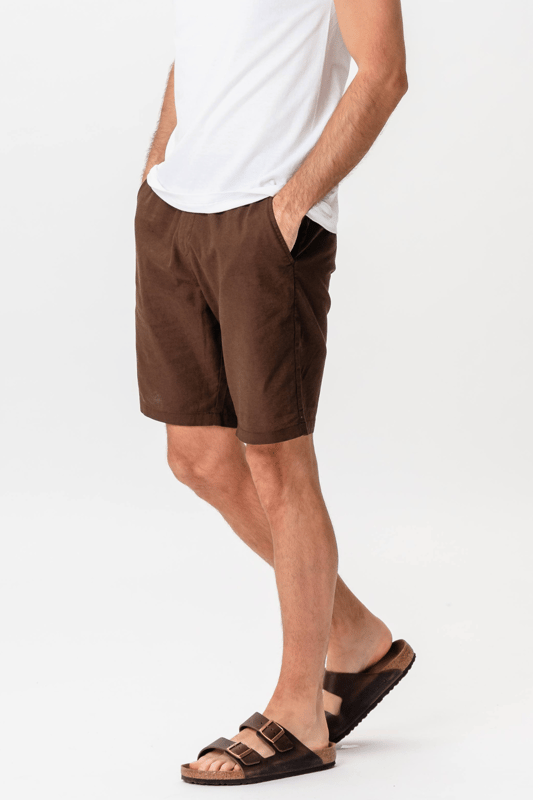 Descubra la máxima comodidad y estilo con nuestros pantalones cortos de lino en color café, diseñados para el hombre moderno que valora tanto la estética como la practicidad. Confeccionados con una mezcla premium de 70 por ciento algodón y 30 por ciento lino, estos pantalones cortos prometen transpirabilidad y durabilidad en cualquier clima cálido. El rico tono café ofrece una apariencia versátil, lo que garantiza que puedas combinarlos fácilmente con una amplia gama de conjuntos para salidas informales o días relajados en la playa. El tejido liviano garantiza que se mantenga fresco y cómodo, mientras que la artesanía superior garantiza un uso duradero. Ya sea que estés descansando en casa o saliendo a pasar un día bajo el sol, estos pantalones cortos son tu elección ideal para un atuendo elegante y sin esfuerzo. Compre ahora y disfrute de la combinación perfecta de comodidad y diseño elegante.
