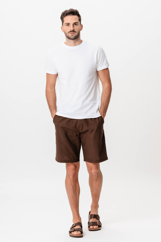 Descubra la máxima comodidad y estilo con nuestros pantalones cortos de lino en color café, diseñados para el hombre moderno que valora tanto la estética como la practicidad. Confeccionados con una mezcla premium de 70 por ciento algodón y 30 por ciento lino, estos pantalones cortos prometen transpirabilidad y durabilidad en cualquier clima cálido. El rico tono café ofrece una apariencia versátil, lo que garantiza que puedas combinarlos fácilmente con una amplia gama de conjuntos para salidas informales o días relajados en la playa. El tejido liviano garantiza que se mantenga fresco y cómodo, mientras que la artesanía superior garantiza un uso duradero. Ya sea que estés descansando en casa o saliendo a pasar un día bajo el sol, estos pantalones cortos son tu elección ideal para un atuendo elegante y sin esfuerzo. Compre ahora y disfrute de la combinación perfecta de comodidad y diseño elegante.