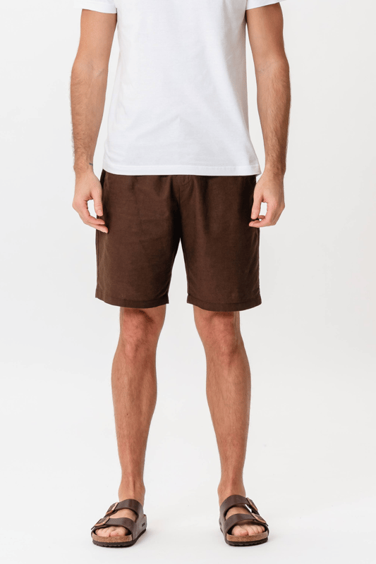Descubra la máxima comodidad y estilo con nuestros pantalones cortos de lino en color café, diseñados para el hombre moderno que valora tanto la estética como la practicidad. Confeccionados con una mezcla premium de 70 por ciento algodón y 30 por ciento lino, estos pantalones cortos prometen transpirabilidad y durabilidad en cualquier clima cálido. El rico tono café ofrece una apariencia versátil, lo que garantiza que puedas combinarlos fácilmente con una amplia gama de conjuntos para salidas informales o días relajados en la playa. El tejido liviano garantiza que se mantenga fresco y cómodo, mientras que la artesanía superior garantiza un uso duradero. Ya sea que estés descansando en casa o saliendo a pasar un día bajo el sol, estos pantalones cortos son tu elección ideal para un atuendo elegante y sin esfuerzo. Compre ahora y disfrute de la combinación perfecta de comodidad y diseño elegante.