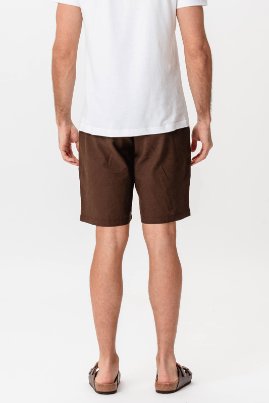 Descubra la máxima comodidad y estilo con nuestros pantalones cortos de lino en color café, diseñados para el hombre moderno que valora tanto la estética como la practicidad. Confeccionados con una mezcla premium de 70 por ciento algodón y 30 por ciento lino, estos pantalones cortos prometen transpirabilidad y durabilidad en cualquier clima cálido. El rico tono café ofrece una apariencia versátil, lo que garantiza que puedas combinarlos fácilmente con una amplia gama de conjuntos para salidas informales o días relajados en la playa. El tejido liviano garantiza que se mantenga fresco y cómodo, mientras que la artesanía superior garantiza un uso duradero. Ya sea que estés descansando en casa o saliendo a pasar un día bajo el sol, estos pantalones cortos son tu elección ideal para un atuendo elegante y sin esfuerzo. Compre ahora y disfrute de la combinación perfecta de comodidad y diseño elegante.