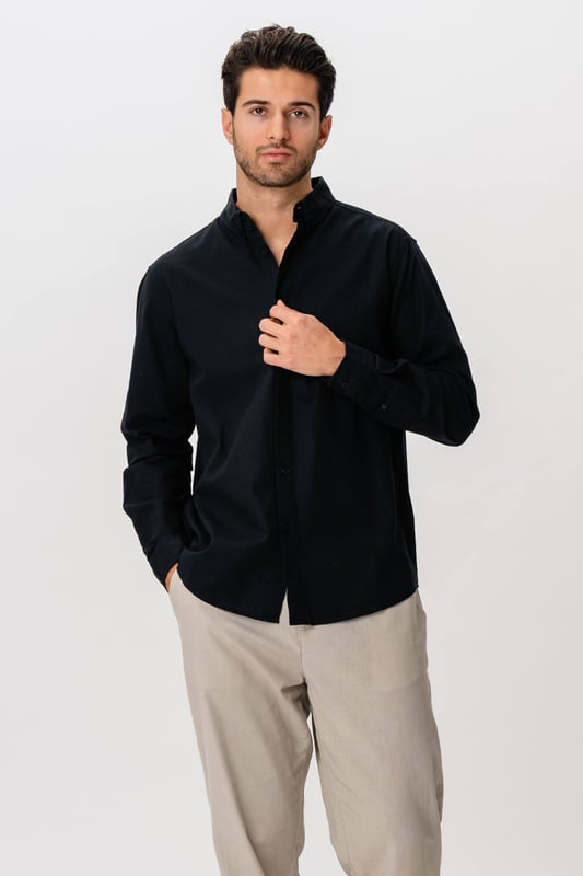 Prepárate para mejorar tu guardarropa con nuestra elegante Camisa de Lino en Negro para hombre. Esta elegante camisa combina comodidad y calidad confeccionada con 70 por ciento de algodón y 30 por ciento de lino que garantiza transpirabilidad y durabilidad. Es la opción ideal tanto para ocasiones formales como informales.