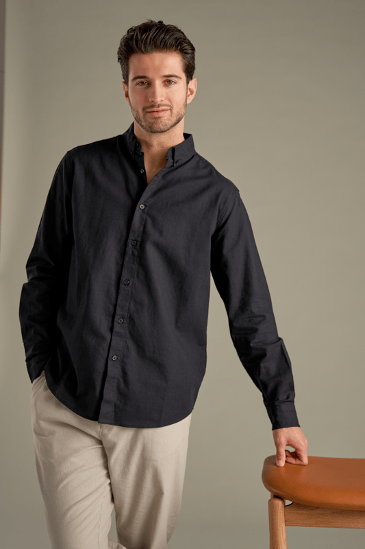 Prepárate para mejorar tu guardarropa con nuestra elegante Camisa de Lino en Negro para hombre. Esta elegante camisa combina comodidad y calidad confeccionada con 70 por ciento de algodón y 30 por ciento de lino que garantiza transpirabilidad y durabilidad. Es la opción ideal tanto para ocasiones formales como informales.
