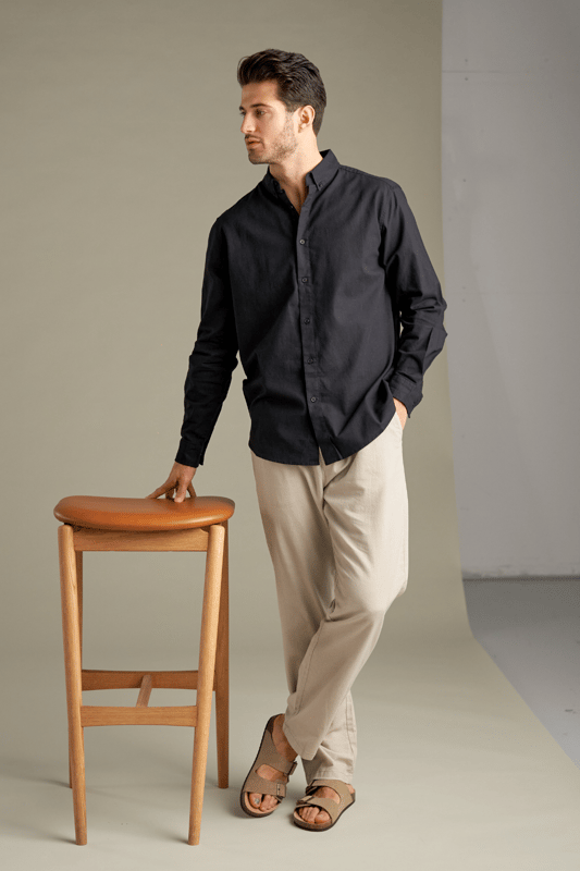 Prepárate para mejorar tu guardarropa con nuestra elegante Camisa de Lino en Negro para hombre. Esta elegante camisa combina comodidad y calidad confeccionada con 70 por ciento de algodón y 30 por ciento de lino que garantiza transpirabilidad y durabilidad. Es la opción ideal tanto para ocasiones formales como informales.