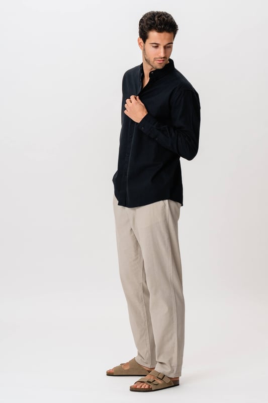 Prepárate para mejorar tu guardarropa con nuestra elegante Camisa de Lino en Negro para hombre. Esta elegante camisa combina comodidad y calidad confeccionada con 70 por ciento de algodón y 30 por ciento de lino que garantiza transpirabilidad y durabilidad. Es la opción ideal tanto para ocasiones formales como informales.