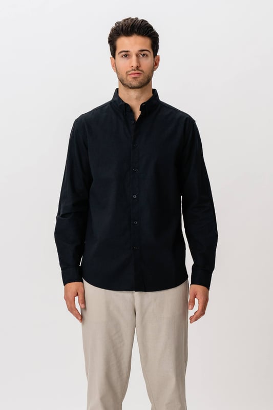 Prepárate para mejorar tu guardarropa con nuestra elegante Camisa de Lino en Negro para hombre. Esta elegante camisa combina comodidad y calidad confeccionada con 70 por ciento de algodón y 30 por ciento de lino que garantiza transpirabilidad y durabilidad. Es la opción ideal tanto para ocasiones formales como informales.