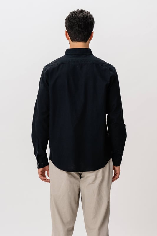 Prepárate para mejorar tu guardarropa con nuestra elegante Camisa de Lino en Negro para hombre. Esta elegante camisa combina comodidad y calidad confeccionada con 70 por ciento de algodón y 30 por ciento de lino que garantiza transpirabilidad y durabilidad. Es la opción ideal tanto para ocasiones formales como informales.