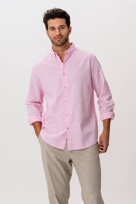 Experimenta comodidad y estilo con nuestra camisa de lino  en Rosa, perfecto para el hombre moderno. Esta camisa está confeccionada con una mezcla de algodón y lino, lo que garantiza durabilidad y transpirabilidad. Ideal tanto para el día a día como para ocasiones especiales, su diseño atemporal lo convierte en una parte indispensable de cualquier armario. Añade un toque de clase a tu estilo con esta elegante camisa.