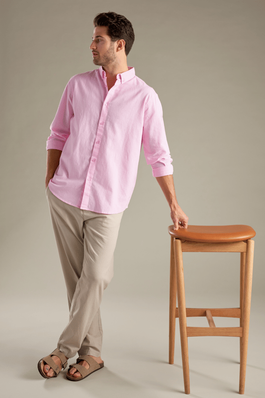 Experimenta comodidad y estilo con nuestra camisa de lino  en Rosa, perfecto para el hombre moderno. Esta camisa está confeccionada con una mezcla de algodón y lino, lo que garantiza durabilidad y transpirabilidad. Ideal tanto para el día a día como para ocasiones especiales, su diseño atemporal lo convierte en una parte indispensable de cualquier armario. Añade un toque de clase a tu estilo con esta elegante camisa.