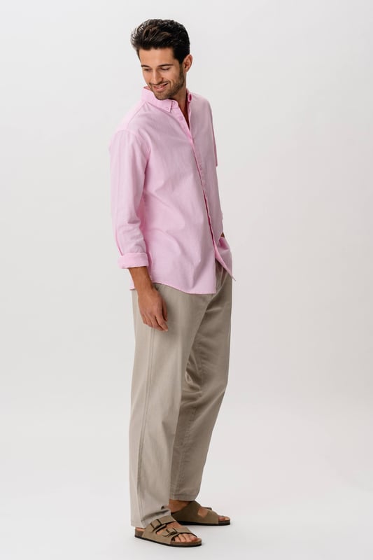 Experimenta comodidad y estilo con nuestra camisa de lino  en Rosa, perfecto para el hombre moderno. Esta camisa está confeccionada con una mezcla de algodón y lino, lo que garantiza durabilidad y transpirabilidad. Ideal tanto para el día a día como para ocasiones especiales, su diseño atemporal lo convierte en una parte indispensable de cualquier armario. Añade un toque de clase a tu estilo con esta elegante camisa.