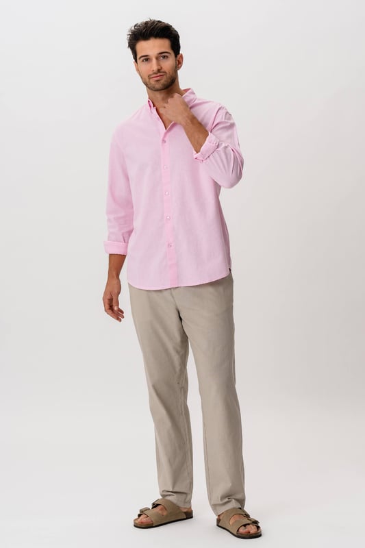 Experimenta comodidad y estilo con nuestra camisa de lino  en Rosa, perfecto para el hombre moderno. Esta camisa está confeccionada con una mezcla de algodón y lino, lo que garantiza durabilidad y transpirabilidad. Ideal tanto para el día a día como para ocasiones especiales, su diseño atemporal lo convierte en una parte indispensable de cualquier armario. Añade un toque de clase a tu estilo con esta elegante camisa.