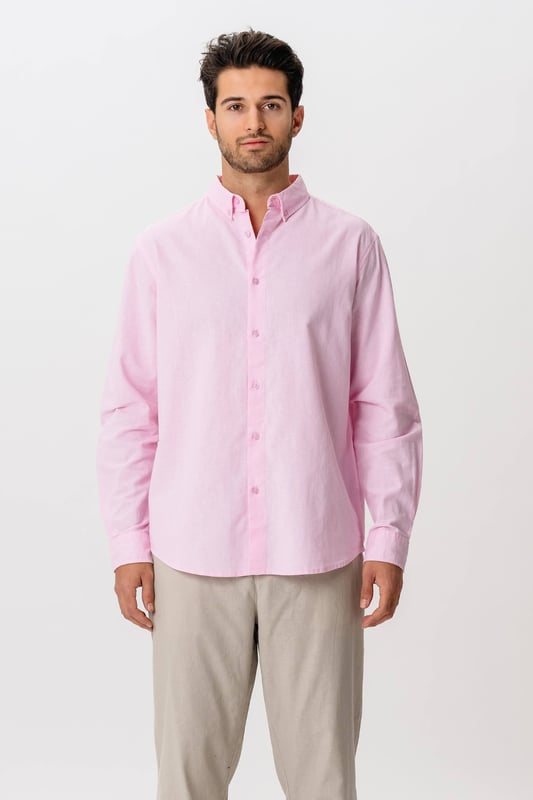 Experimenta comodidad y estilo con nuestra camisa de lino  en Rosa, perfecto para el hombre moderno. Esta camisa está confeccionada con una mezcla de algodón y lino, lo que garantiza durabilidad y transpirabilidad. Ideal tanto para el día a día como para ocasiones especiales, su diseño atemporal lo convierte en una parte indispensable de cualquier armario. Añade un toque de clase a tu estilo con esta elegante camisa.