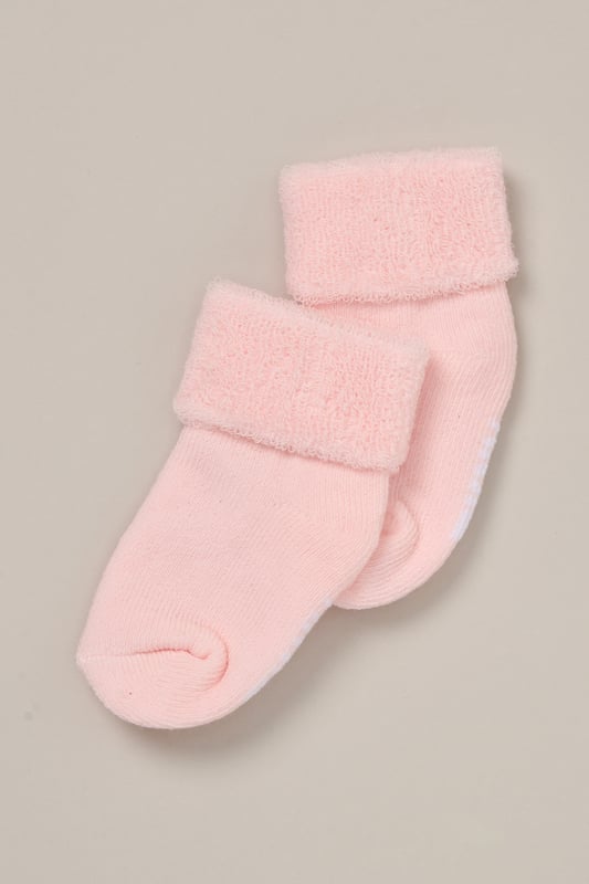 Keep little feet cosy and comfy with this 6-pack of terry baby socks from DKNY. Made from a soft cotton blend with added stretch, they’re gentle on delicate skin and designed to stay put during playtime or nap time. A practical everyday essential for the spring/summer season.