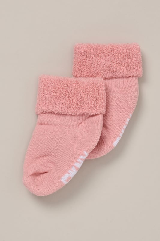 Keep little feet cosy and comfy with this 6-pack of terry baby socks from DKNY. Made from a soft cotton blend with added stretch, they’re gentle on delicate skin and designed to stay put during playtime or nap time. A practical everyday essential for the spring/summer season.