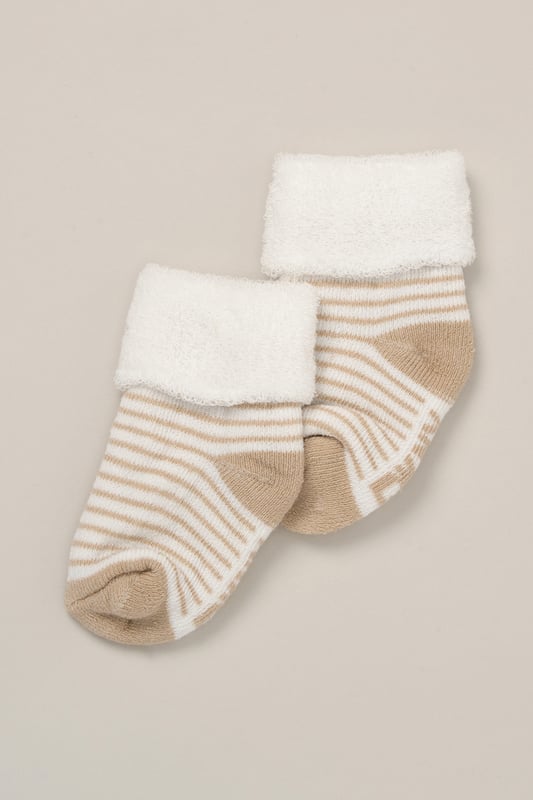 Soft, breathable, and made for comfort, this 6-pack of baby socks from DKNY is crafted from a terry cotton blend with just the right amount of stretch. Ideal for pairing with everyday outfits or sleepwear, they offer a secure and gentle fit all day long. A Spring/Summer staple for growing feet.