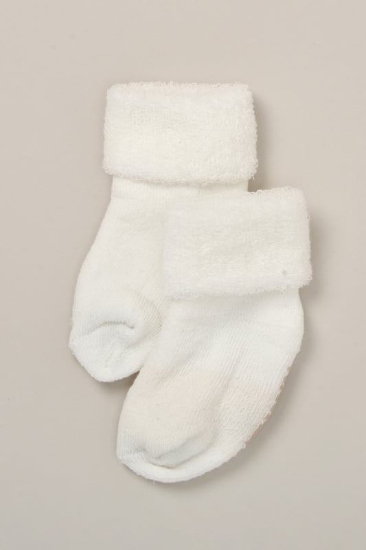 Soft, breathable, and made for comfort, this 6-pack of baby socks from DKNY is crafted from a terry cotton blend with just the right amount of stretch. Ideal for pairing with everyday outfits or sleepwear, they offer a secure and gentle fit all day long. A Spring/Summer staple for growing feet.