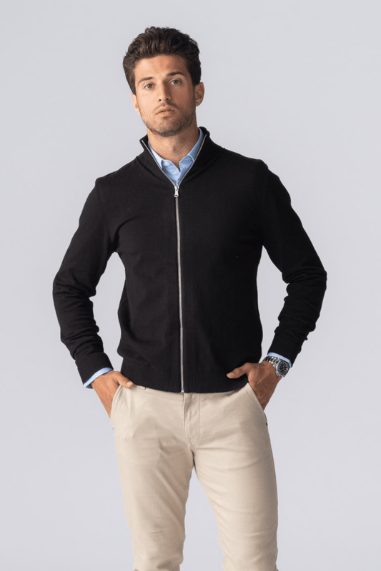 Cárdigan con cremallera - Negro

Unisexo

¡Afronta el clima con estilo y comodidad! Presentamos el sencillo y versátil 'Pullover Zip Cardigan'. Este jersey es una excelente opción para todos, ya que está destinado tanto a hombres como a mujeres y está diseñado para realzar su guardarropa y al mismo tiempo ofrecerle la calidez que necesita.

Este 'Pullover Zip Cardigan' es un gran ejemplo de nuestro compromiso con eso. Fabricado con materiales de primera calidad, puede estar seguro de que este cárdigan durará mucho tiempo y resistirá el desgaste diario y las actividades exigentes. Al mismo tiempo, la comodidad del material garantiza que te sientas cómodo incluso cuando lo usas todo el día.

Este cárdigan negro con cremallera es un básico imprescindible en cualquier armario. El diseño sencillo pero elegante se adaptará a casi cualquier conjunto. Úselo sobre una camiseta para un look informal de todos los días o combínelo con una camisa para un atuendo más formal. No importa cuál sea tu atuendo, este cárdigan negro con cremallera seguramente agregará ese toque extra que necesitas.

En cuanto a sus características, este jersey cuenta con una cremallera completa que facilita su puesta y extracción. Aparte de esto, también está diseñado con dos prácticos bolsillos donde podrás guardar fácilmente tus llaves, teléfono móvil u otros objetos pequeños. Y por último, pero no menos importante, el cuello alto y las mangas largas te mantendrán abrigado cuando hace más frío, mientras que el color negro añade un toque de elegancia y sofisticación.

No importa si eres una fashionista experimentada que busca agregar algo nuevo a tu colección o alguien que recién está comenzando su viaje como fashionista. El cárdigan con cremallera y jersey de TeeShoppen - Negro es una opción versátil, sin importar cuál sea tu estilo. Prepárese para experimentar comodidad, calidez y estilo, todo en un solo paquete.