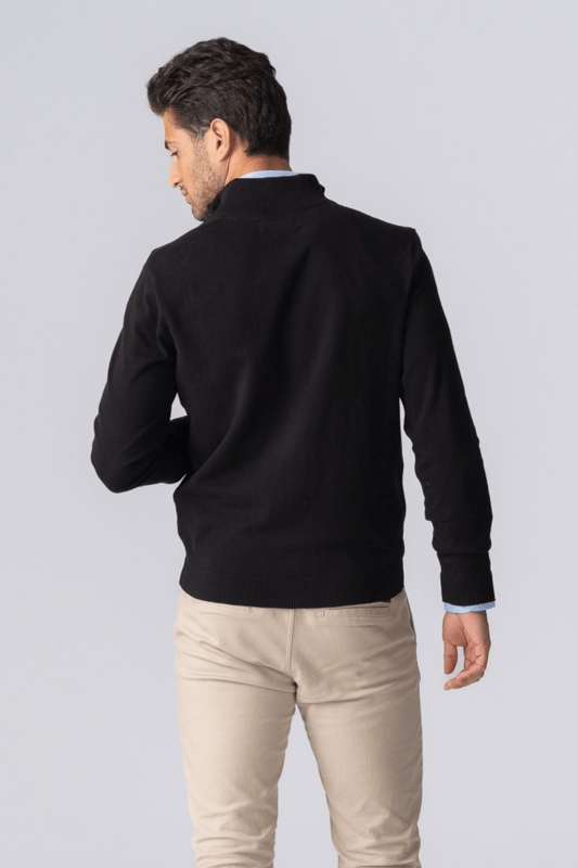 Cárdigan con cremallera - Negro

Unisexo

¡Afronta el clima con estilo y comodidad! Presentamos el sencillo y versátil 'Pullover Zip Cardigan'. Este jersey es una excelente opción para todos, ya que está destinado tanto a hombres como a mujeres y está diseñado para realzar su guardarropa y al mismo tiempo ofrecerle la calidez que necesita.

Este 'Pullover Zip Cardigan' es un gran ejemplo de nuestro compromiso con eso. Fabricado con materiales de primera calidad, puede estar seguro de que este cárdigan durará mucho tiempo y resistirá el desgaste diario y las actividades exigentes. Al mismo tiempo, la comodidad del material garantiza que te sientas cómodo incluso cuando lo usas todo el día.

Este cárdigan negro con cremallera es un básico imprescindible en cualquier armario. El diseño sencillo pero elegante se adaptará a casi cualquier conjunto. Úselo sobre una camiseta para un look informal de todos los días o combínelo con una camisa para un atuendo más formal. No importa cuál sea tu atuendo, este cárdigan negro con cremallera seguramente agregará ese toque extra que necesitas.

En cuanto a sus características, este jersey cuenta con una cremallera completa que facilita su puesta y extracción. Aparte de esto, también está diseñado con dos prácticos bolsillos donde podrás guardar fácilmente tus llaves, teléfono móvil u otros objetos pequeños. Y por último, pero no menos importante, el cuello alto y las mangas largas te mantendrán abrigado cuando hace más frío, mientras que el color negro añade un toque de elegancia y sofisticación.

No importa si eres una fashionista experimentada que busca agregar algo nuevo a tu colección o alguien que recién está comenzando su viaje como fashionista. El cárdigan con cremallera y jersey de TeeShoppen - Negro es una opción versátil, sin importar cuál sea tu estilo. Prepárese para experimentar comodidad, calidez y estilo, todo en un solo paquete.