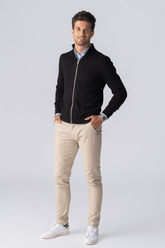 Cárdigan con cremallera - Negro

Unisexo

¡Afronta el clima con estilo y comodidad! Presentamos el sencillo y versátil 'Pullover Zip Cardigan'. Este jersey es una excelente opción para todos, ya que está destinado tanto a hombres como a mujeres y está diseñado para realzar su guardarropa y al mismo tiempo ofrecerle la calidez que necesita.

Este 'Pullover Zip Cardigan' es un gran ejemplo de nuestro compromiso con eso. Fabricado con materiales de primera calidad, puede estar seguro de que este cárdigan durará mucho tiempo y resistirá el desgaste diario y las actividades exigentes. Al mismo tiempo, la comodidad del material garantiza que te sientas cómodo incluso cuando lo usas todo el día.

Este cárdigan negro con cremallera es un básico imprescindible en cualquier armario. El diseño sencillo pero elegante se adaptará a casi cualquier conjunto. Úselo sobre una camiseta para un look informal de todos los días o combínelo con una camisa para un atuendo más formal. No importa cuál sea tu atuendo, este cárdigan negro con cremallera seguramente agregará ese toque extra que necesitas.

En cuanto a sus características, este jersey cuenta con una cremallera completa que facilita su puesta y extracción. Aparte de esto, también está diseñado con dos prácticos bolsillos donde podrás guardar fácilmente tus llaves, teléfono móvil u otros objetos pequeños. Y por último, pero no menos importante, el cuello alto y las mangas largas te mantendrán abrigado cuando hace más frío, mientras que el color negro añade un toque de elegancia y sofisticación.

No importa si eres una fashionista experimentada que busca agregar algo nuevo a tu colección o alguien que recién está comenzando su viaje como fashionista. El cárdigan con cremallera y jersey de TeeShoppen - Negro es una opción versátil, sin importar cuál sea tu estilo. Prepárese para experimentar comodidad, calidez y estilo, todo en un solo paquete.