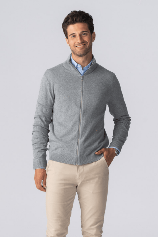 Cárdigan unisex con cremallera en gris melange
Introducción

Entra y descubre nuestra última incorporación a nuestra colección: el cárdigan con cremallera en gris melange. Este cárdigan de calidad es adecuado tanto para hombres como para mujeres y es increíblemente cómodo de llevar. No es sólo un elemento esencial en el guardarropa, sino también una prenda confiable y duradera que te mantendrá abrigado durante los meses de invierno.

Detalles

Este cárdigan con cremallera está diseñado por nuestra propia marca, pensando en su comodidad y estilo. Confeccionado con alta calidad y durabilidad, este cárdigan es una opción ideal para el uso diario. El cárdigan tiene un elegante acabado en gris melange que es a la vez atemporal y versátil, por lo que es fácil de combinar con cualquier conjunto.

Características
Nuestro cárdigan tiene un diseño con cremallera, por lo que es fácil de poner y quitar sin problemas. Tiene un ajuste muy cómodo que se mueve naturalmente contigo. Nuestro cárdigan con cremallera también ofrece una buena cantidad de elasticidad, por lo que ya sea que salgas a caminar, tengas un día ajetreado en la oficina o simplemente te relajes en casa, siempre estarás cómodo.

Comodidad y Calidad

Aquí en Nos enorgullecemos de ofrecer productos de alta calidad, y este cárdigan con cremallera no es una excepción. Está fabricado con materiales de alta calidad diseñados para resistir el desgaste diario y, al mismo tiempo, sentirse suave y cómodo contra la piel. No importa tu nivel de actividad, este cárdigan te mantendrá cómodo todo el día.

Estilo y versatilidad

Este suéter gris melange es una pieza clásica y atemporal que se puede mezclar y combinar fácilmente con casi cualquier conjunto. Se puede usar sobre una camisa o camiseta para un look más informal, o como capa en climas más fríos. No importa cómo elijas usarlo, este cárdigan con cremallera agregará un toque de clase y sofisticación a tu guardarropa.

Resumen

Ya sea que esté buscando algo cómodo para el uso diario o un cárdigan elegante para mejorar su guardarropa, nuestro cárdigan con cremallera es la elección perfecta.
¡No te decepcionarás!