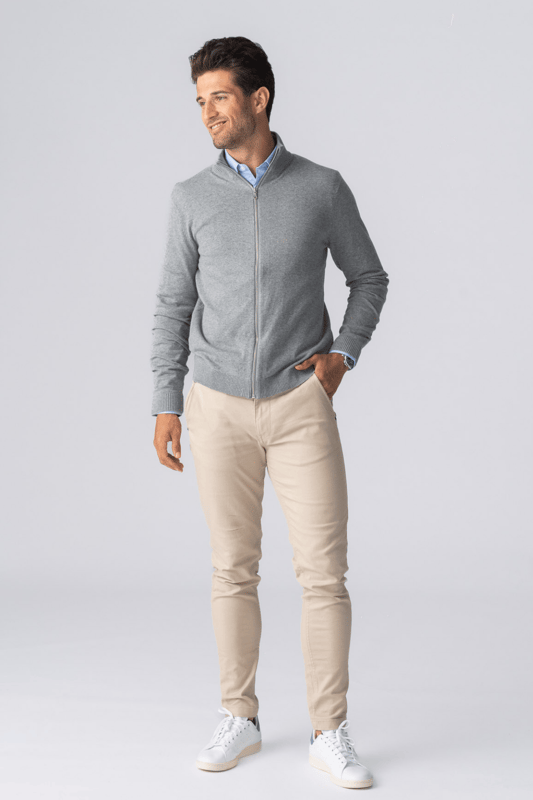 Cárdigan unisex con cremallera en gris melange
Introducción

Entra y descubre nuestra última incorporación a nuestra colección: el cárdigan con cremallera en gris melange. Este cárdigan de calidad es adecuado tanto para hombres como para mujeres y es increíblemente cómodo de llevar. No es sólo un elemento esencial en el guardarropa, sino también una prenda confiable y duradera que te mantendrá abrigado durante los meses de invierno.

Detalles

Este cárdigan con cremallera está diseñado por nuestra propia marca, pensando en su comodidad y estilo. Confeccionado con alta calidad y durabilidad, este cárdigan es una opción ideal para el uso diario. El cárdigan tiene un elegante acabado en gris melange que es a la vez atemporal y versátil, por lo que es fácil de combinar con cualquier conjunto.

Características
Nuestro cárdigan tiene un diseño con cremallera, por lo que es fácil de poner y quitar sin problemas. Tiene un ajuste muy cómodo que se mueve naturalmente contigo. Nuestro cárdigan con cremallera también ofrece una buena cantidad de elasticidad, por lo que ya sea que salgas a caminar, tengas un día ajetreado en la oficina o simplemente te relajes en casa, siempre estarás cómodo.

Comodidad y Calidad

Aquí en Nos enorgullecemos de ofrecer productos de alta calidad, y este cárdigan con cremallera no es una excepción. Está fabricado con materiales de alta calidad diseñados para resistir el desgaste diario y, al mismo tiempo, sentirse suave y cómodo contra la piel. No importa tu nivel de actividad, este cárdigan te mantendrá cómodo todo el día.

Estilo y versatilidad

Este suéter gris melange es una pieza clásica y atemporal que se puede mezclar y combinar fácilmente con casi cualquier conjunto. Se puede usar sobre una camisa o camiseta para un look más informal, o como capa en climas más fríos. No importa cómo elijas usarlo, este cárdigan con cremallera agregará un toque de clase y sofisticación a tu guardarropa.

Resumen

Ya sea que esté buscando algo cómodo para el uso diario o un cárdigan elegante para mejorar su guardarropa, nuestro cárdigan con cremallera es la elección perfecta.
¡No te decepcionarás!