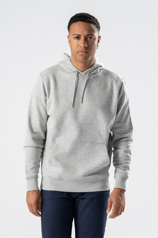 Experimenta el estilo y la comodidad con nuestra sudadera con capucha en gris ceniza. Perfecta para hombres, esta sudadera con capucha está confeccionada con una lujosa mezcla de 70 % algodón y 30 % poliéster, que brinda suavidad y durabilidad. Ideal para cualquier ocasión informal, esta sudadera con capucha está diseñada con un corte clásico y un elegante color gris para combinar con cualquier atuendo. Ya sea que vayas al gimnasio o disfrutes de un día tranquilo en casa, esta sudadera con capucha te mantendrá luciendo y sintiéndote genial durante todo el día. Tiene un espacioso bolsillo canguro en la parte delantera, perfecto para guardar lo esencial o mantener las manos calientes. La capucha se puede ajustar con cordones para mayor comodidad y protección contra las inclemencias del tiempo.