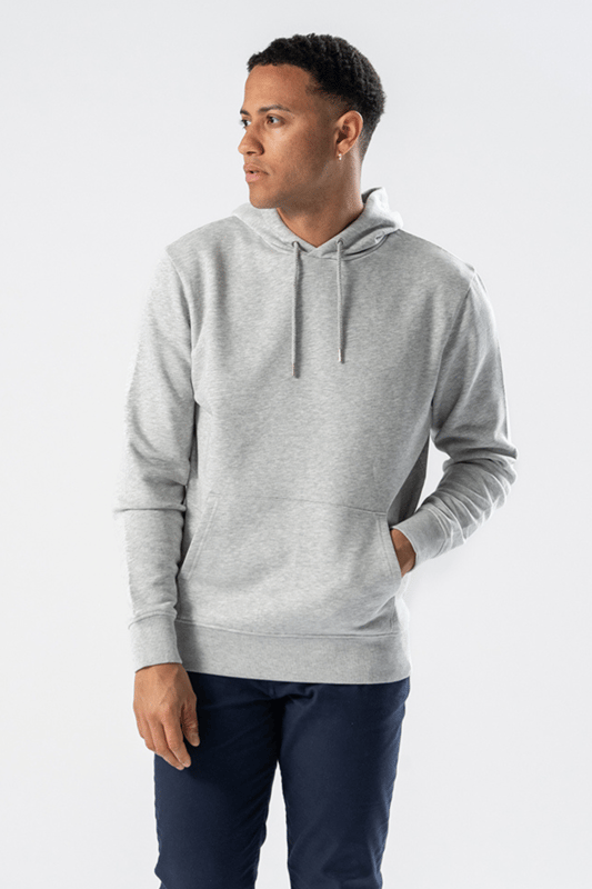 Experimenta el estilo y la comodidad con nuestra sudadera con capucha en gris ceniza. Perfecta para hombres, esta sudadera con capucha está confeccionada con una lujosa mezcla de 70 % algodón y 30 % poliéster, que brinda suavidad y durabilidad. Ideal para cualquier ocasión informal, esta sudadera con capucha está diseñada con un corte clásico y un elegante color gris para combinar con cualquier atuendo. Ya sea que vayas al gimnasio o disfrutes de un día tranquilo en casa, esta sudadera con capucha te mantendrá luciendo y sintiéndote genial durante todo el día. Tiene un espacioso bolsillo canguro en la parte delantera, perfecto para guardar lo esencial o mantener las manos calientes. La capucha se puede ajustar con cordones para mayor comodidad y protección contra las inclemencias del tiempo.