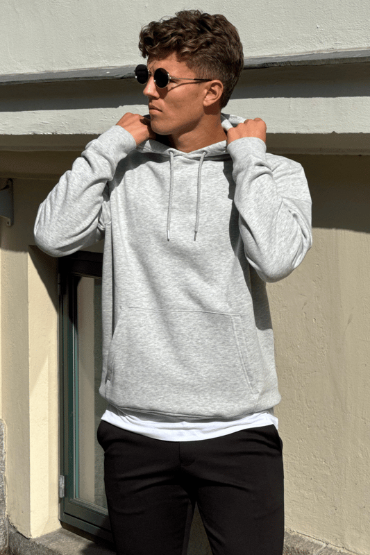 Experimenta el estilo y la comodidad con nuestra sudadera con capucha en gris ceniza. Perfecta para hombres, esta sudadera con capucha está confeccionada con una lujosa mezcla de 70 % algodón y 30 % poliéster, que brinda suavidad y durabilidad. Ideal para cualquier ocasión informal, esta sudadera con capucha está diseñada con un corte clásico y un elegante color gris para combinar con cualquier atuendo. Ya sea que vayas al gimnasio o disfrutes de un día tranquilo en casa, esta sudadera con capucha te mantendrá luciendo y sintiéndote genial durante todo el día. Tiene un espacioso bolsillo canguro en la parte delantera, perfecto para guardar lo esencial o mantener las manos calientes. La capucha se puede ajustar con cordones para mayor comodidad y protección contra las inclemencias del tiempo.