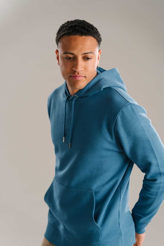 Sudadera con capucha - Azul polvoriento Presentamos la sudadera con capucha en Dusty Blue, lo último en comodidad y estilo para hombres. Confeccionada con una mezcla premium de 70 % algodón y 30 % poliéster, esta sudadera con capucha ofrece una sensación suave y acogedora al mismo tiempo que garantiza durabilidad y transpirabilidad. Su color Dusty Blue añade un toque de sofisticación a tu guardarropa informal, haciéndolo perfecto para una variedad de ocasiones. Ya sea que estés descansando en casa, haciendo recados o reuniéndote con amigos, esta versátil sudadera con capucha te tiene cubierto. Diseñado con un ajuste relajado, proporciona la máxima comodidad sin comprometer el estilo. La capucha cuenta con cordones ajustables, lo que te permite personalizar el ajuste según tus preferencias. Las características adicionales incluyen un espacioso bolsillo canguro para mantener las manos calientes o guardar pequeños elementos esenciales. Fácil de cuidar, esta sudadera con capucha se puede lavar a máquina y es resistente al encogimiento, manteniendo su forma y color incluso después de múltiples lavados. Mejora tu atuendo diario con esta sudadera con capucha imprescindible en Dusty Blue, exclusiva para hombres.