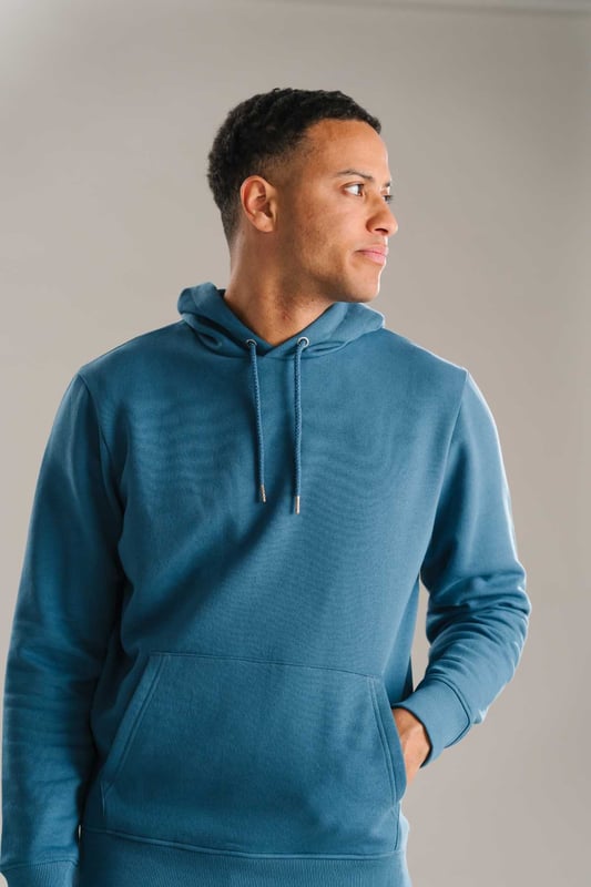 Sudadera con capucha - Azul polvoriento Presentamos la sudadera con capucha en Dusty Blue, lo último en comodidad y estilo para hombres. Confeccionada con una mezcla premium de 70 % algodón y 30 % poliéster, esta sudadera con capucha ofrece una sensación suave y acogedora al mismo tiempo que garantiza durabilidad y transpirabilidad. Su color Dusty Blue añade un toque de sofisticación a tu guardarropa informal, haciéndolo perfecto para una variedad de ocasiones. Ya sea que estés descansando en casa, haciendo recados o reuniéndote con amigos, esta versátil sudadera con capucha te tiene cubierto. Diseñado con un ajuste relajado, proporciona la máxima comodidad sin comprometer el estilo. La capucha cuenta con cordones ajustables, lo que te permite personalizar el ajuste según tus preferencias. Las características adicionales incluyen un espacioso bolsillo canguro para mantener las manos calientes o guardar pequeños elementos esenciales. Fácil de cuidar, esta sudadera con capucha se puede lavar a máquina y es resistente al encogimiento, manteniendo su forma y color incluso después de múltiples lavados. Mejora tu atuendo diario con esta sudadera con capucha imprescindible en Dusty Blue, exclusiva para hombres.