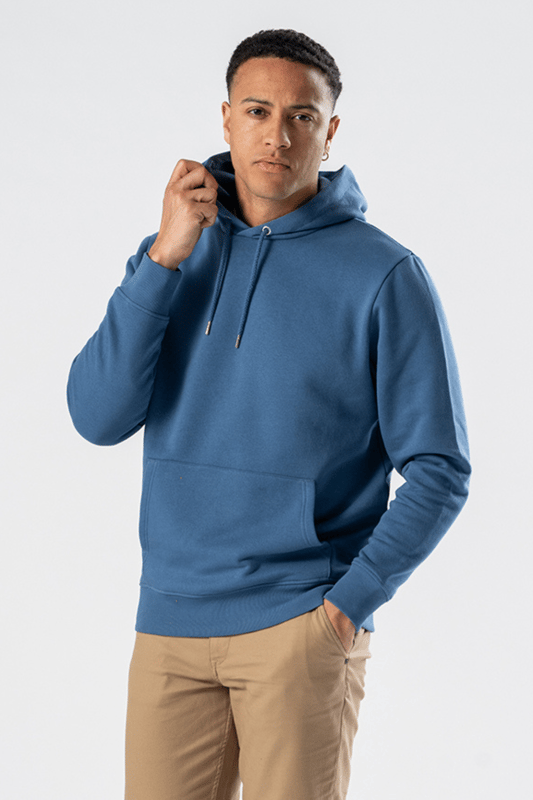 Sudadera con capucha - Azul polvoriento Presentamos la sudadera con capucha en Dusty Blue, lo último en comodidad y estilo para hombres. Confeccionada con una mezcla premium de 70 % algodón y 30 % poliéster, esta sudadera con capucha ofrece una sensación suave y acogedora al mismo tiempo que garantiza durabilidad y transpirabilidad. Su color Dusty Blue añade un toque de sofisticación a tu guardarropa informal, haciéndolo perfecto para una variedad de ocasiones. Ya sea que estés descansando en casa, haciendo recados o reuniéndote con amigos, esta versátil sudadera con capucha te tiene cubierto. Diseñado con un ajuste relajado, proporciona la máxima comodidad sin comprometer el estilo. La capucha cuenta con cordones ajustables, lo que te permite personalizar el ajuste según tus preferencias. Las características adicionales incluyen un espacioso bolsillo canguro para mantener las manos calientes o guardar pequeños elementos esenciales. Fácil de cuidar, esta sudadera con capucha se puede lavar a máquina y es resistente al encogimiento, manteniendo su forma y color incluso después de múltiples lavados. Mejora tu atuendo diario con esta sudadera con capucha imprescindible en Dusty Blue, exclusiva para hombres.