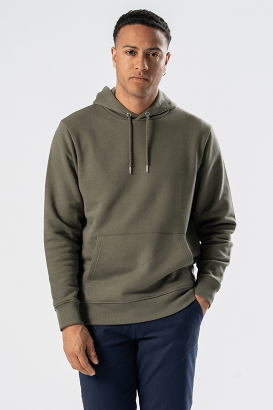 Descubra lo último en comodidad y estilo con nuestra sudadera con capucha - Army Green, diseñada específicamente para hombres. Esta clásica sudadera con capucha está confeccionada con tela de alta calidad y ofrece una combinación perfecta de 70% algodón y 30% poliéster para máxima suavidad y durabilidad. Perfecta tanto para días informales como activos, la sudadera con capucha - Army Green es imprescindible en el guardarropa de todo hombre. Con su versátil color verde militar, esta sudadera con capucha es ideal para cualquier ocasión, ya sea que estés en una escapada informal de fin de semana o simplemente te relajes en casa.