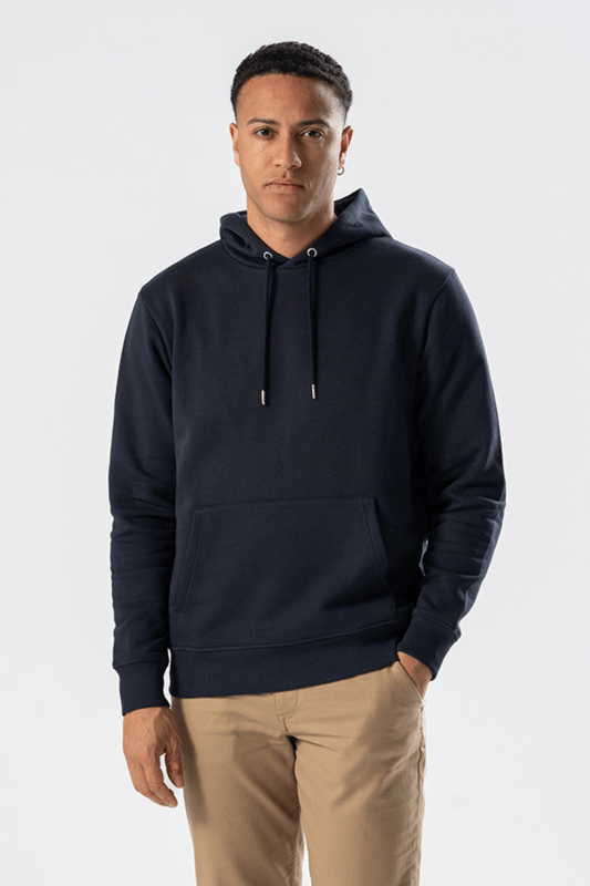 Sweatshirt met capuchon - Marineblauw is perfect voor mannen die zowel stijl als comfort willen. Onze hoodie is gemaakt van 70% katoen en 30% polyester, wat zorgt voor duurzaamheid en een heerlijk zacht gevoel. Met een klassieke marineblauwe kleur kan hij gemakkelijk worden gecombineerd met elke garderobe. Ideaal voor alle seizoenen van het jaar.