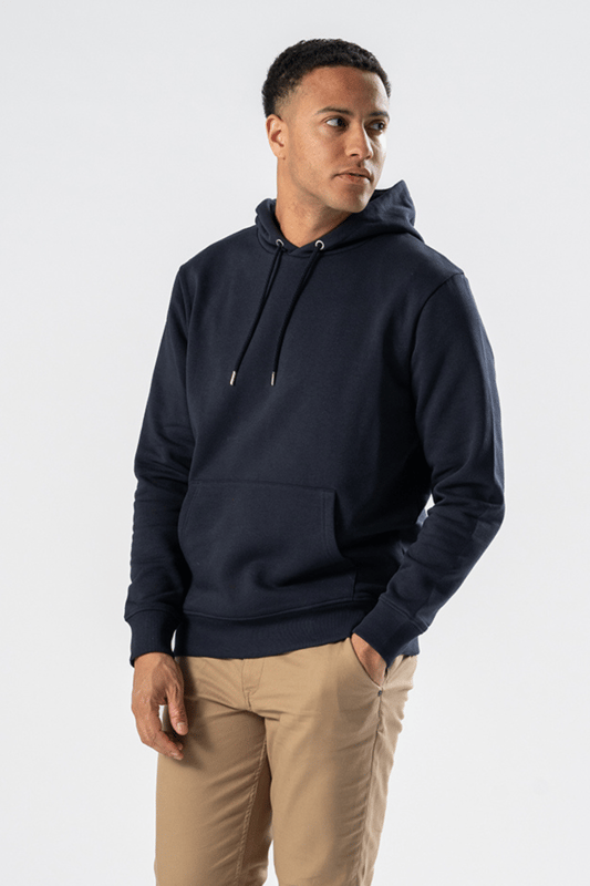 Sweatshirt met capuchon - Marineblauw is perfect voor mannen die zowel stijl als comfort willen. Onze hoodie is gemaakt van 70% katoen en 30% polyester, wat zorgt voor duurzaamheid en een heerlijk zacht gevoel. Met een klassieke marineblauwe kleur kan hij gemakkelijk worden gecombineerd met elke garderobe. Ideaal voor alle seizoenen van het jaar.